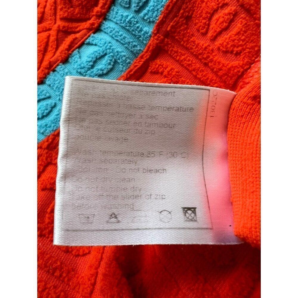 Rihanna in Rare Vintage CHANEL CC Logo Cropped Long Sleeve Sweater Jacke… - Picture 16 of 17